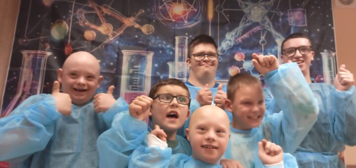 uczniowie w fartuchach